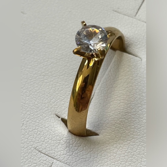 NWT Women's Stainless Steel Zircon Ring with Stone Size 11 - Picture 3 of 17